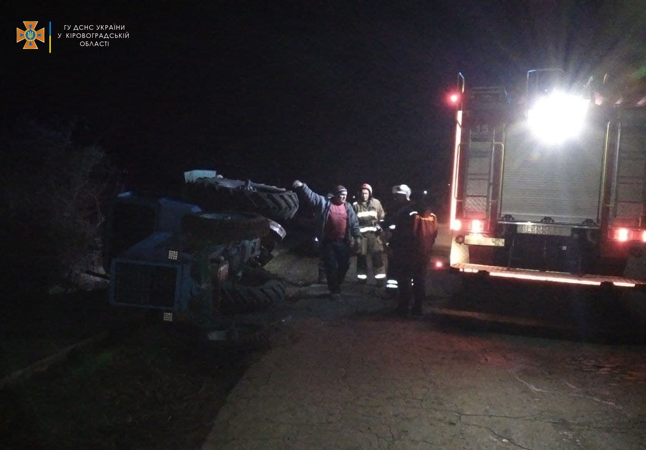 На Кіровоградщині легковик зіткнувся з трактором (ФОТО)