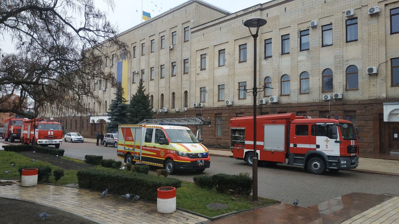Кіровоградську обласну раду оточили пожежні автомобілі та поліція (ФОТО)