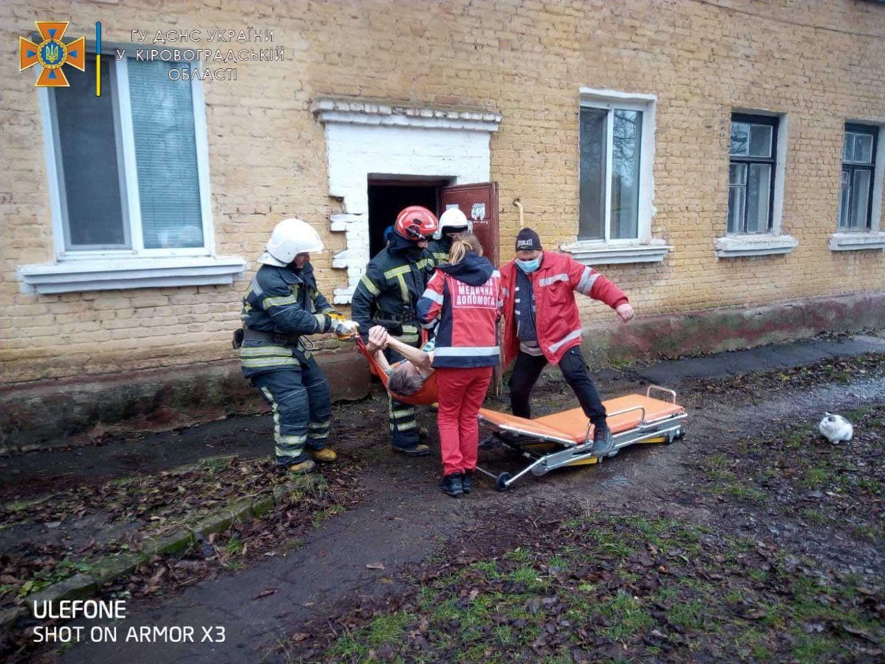 Щоб допомогти хворим чоловiкам, довелося викликати рятувальникiв Кiровоградщини (ФОТО)
