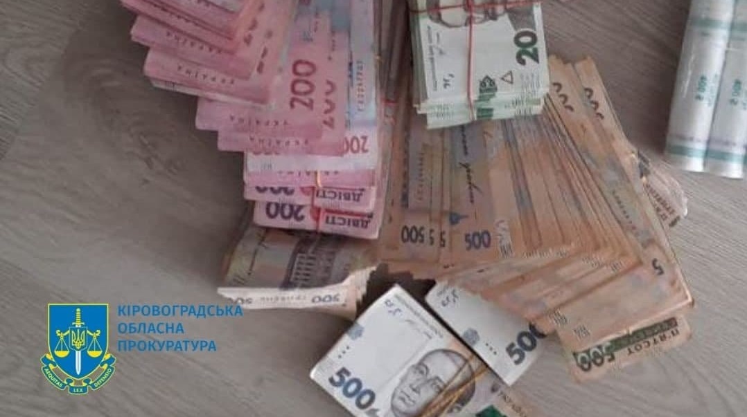 На Кіровоградщині працівник супермаркету втік з грошима, але облажався