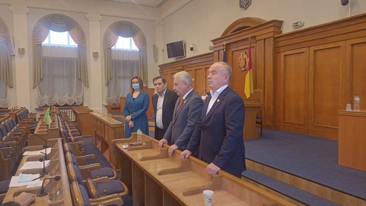 Депутати Кіровоградської облради просили продовжити сесію, але їх проігнорували (ВІДЕО)