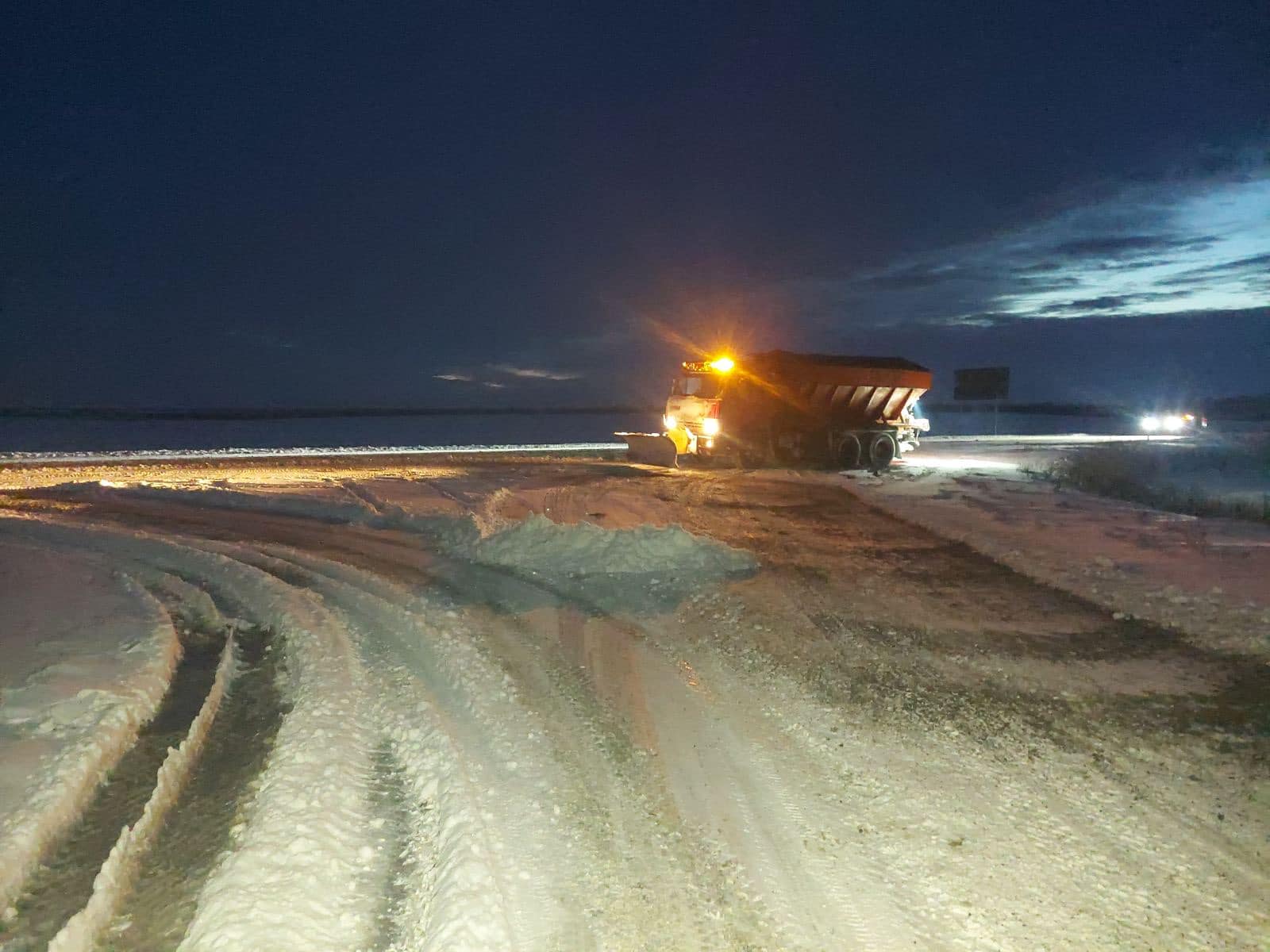 Через снiгопад нелегко прийшлося дорожникам Кiровоградщини (ФОТО)
