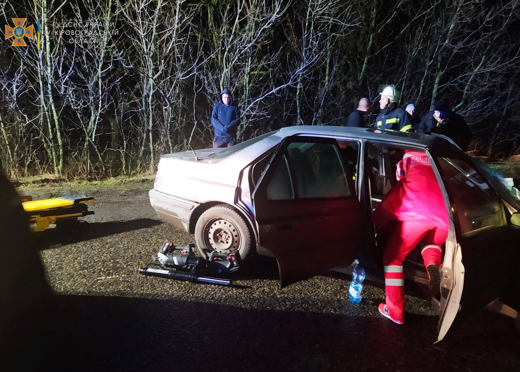 З розтрощеного автомобiля рятувальники Кiровоградщини вивiльняли жiнку (ФОТО)