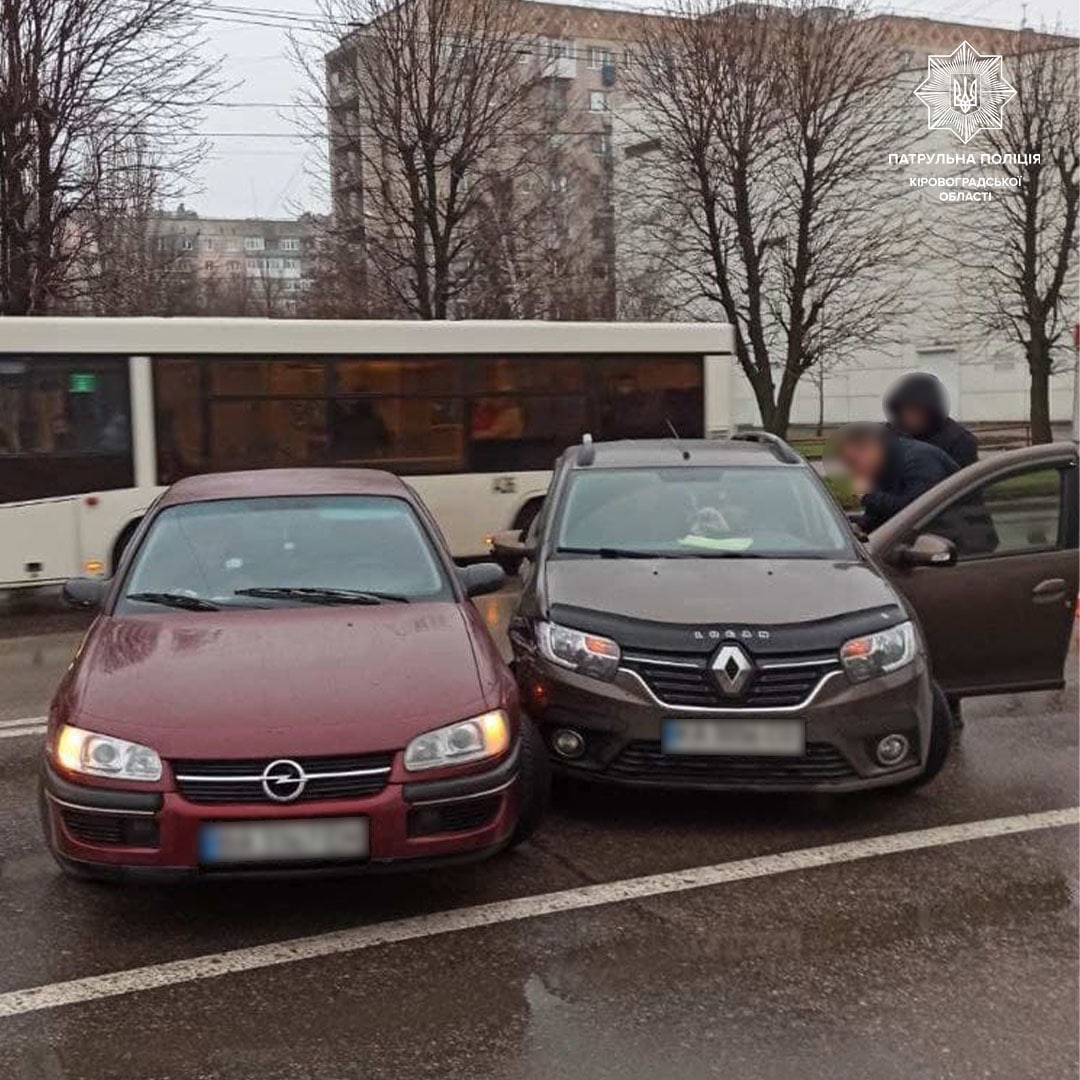 У Кропивницькому водій Renault спричинив ДТП (ФОТО)