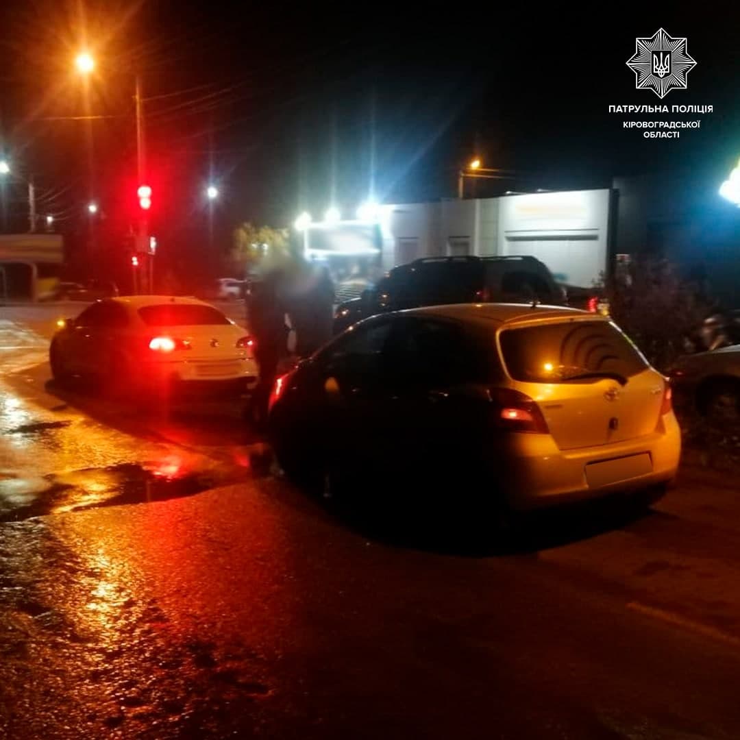 Нетверезий водiй врiзався в iншу автiвку на свiтлофорi у Кропивницькому (ФОТО)