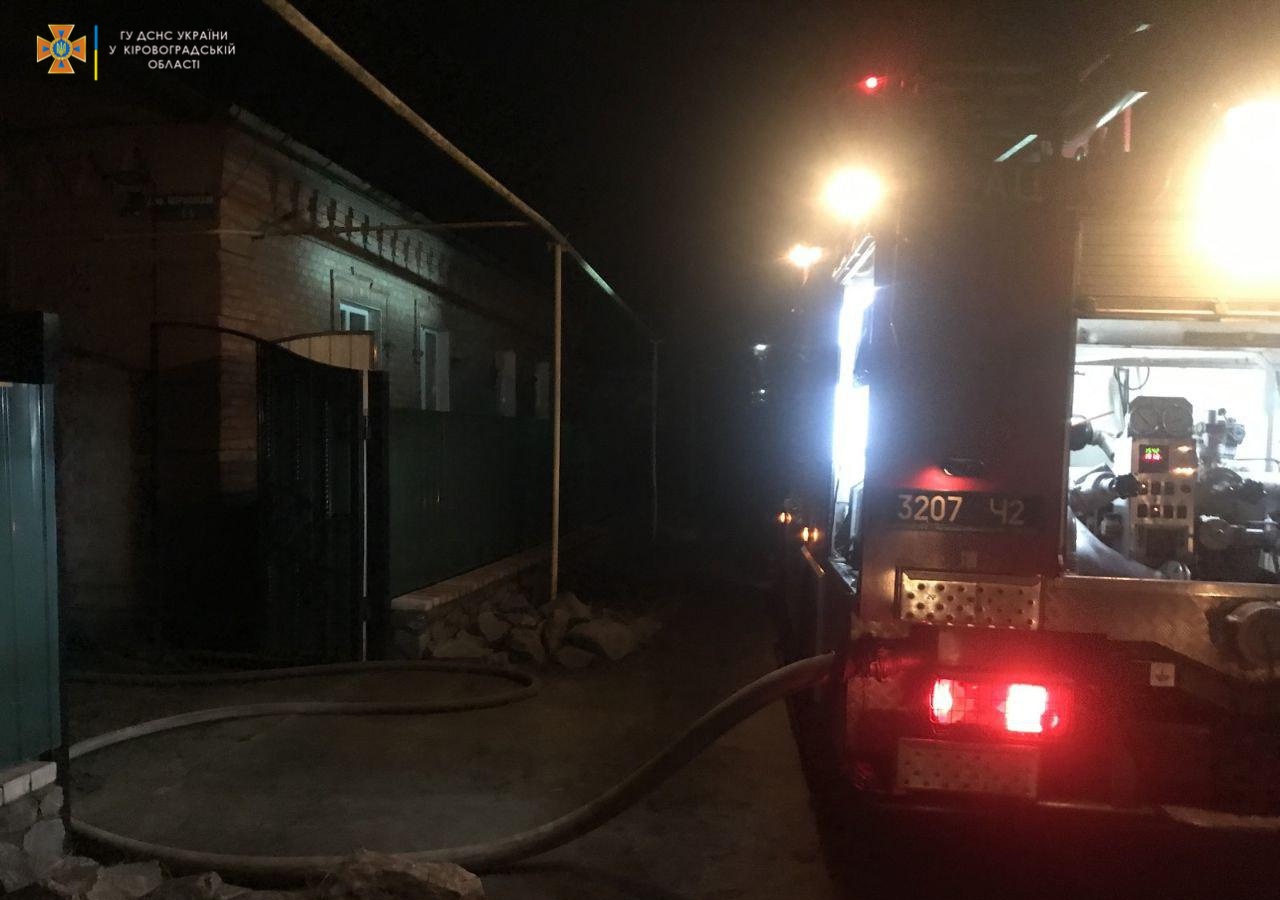 У Кропивницькому загорівся гараж разом з автомобілем (ФОТО)