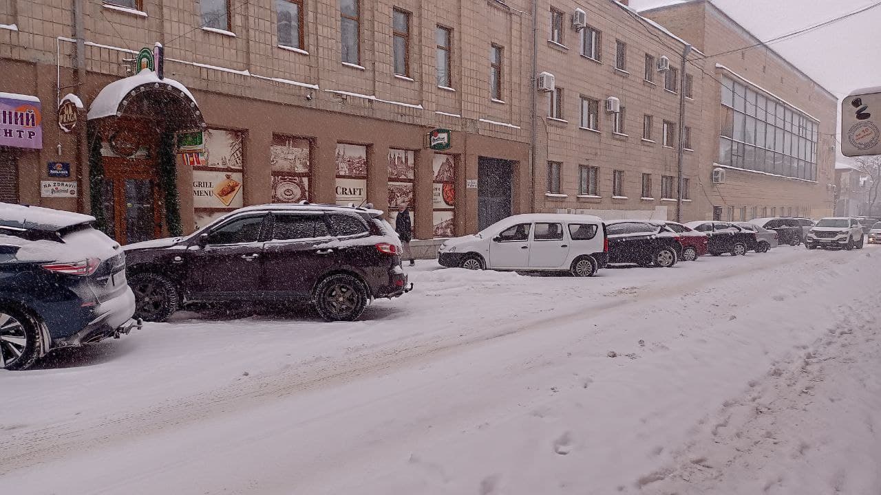 Водіїв Кропивницького просять не заважати прибрати сніг