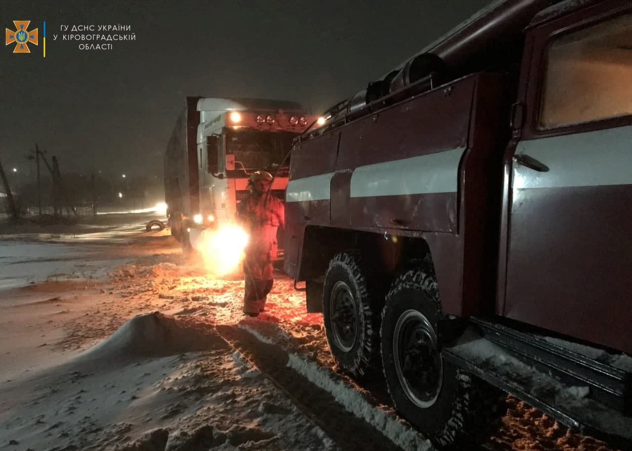 Рятувальники Кіровоградщини допомагають водіям, які потрапили у халепу