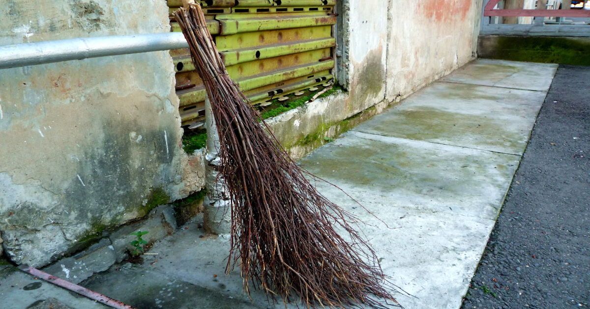 Житель Кіровоградщини побив знайомого його ж мітлою