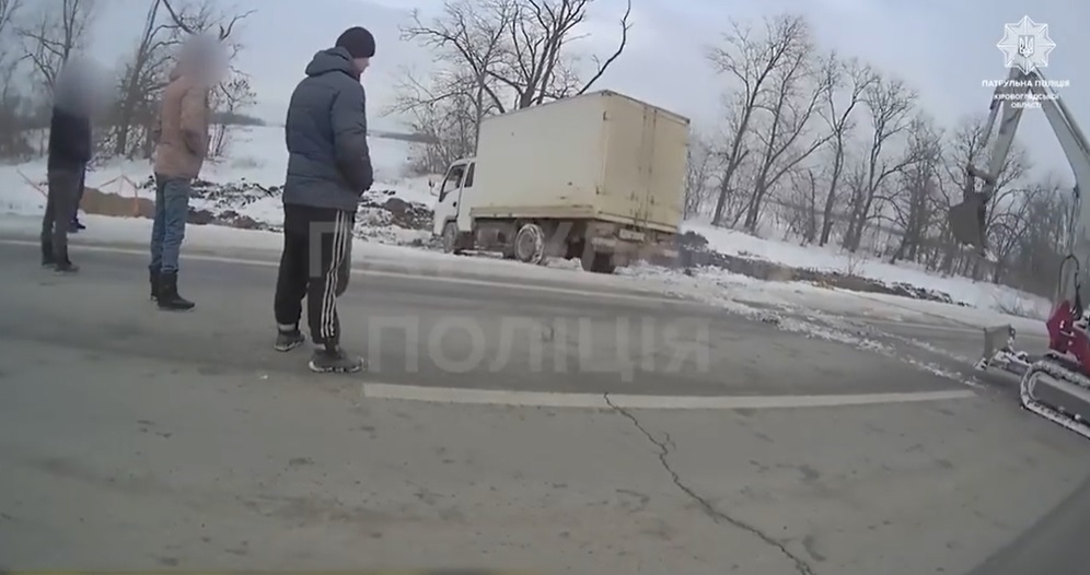 Патрульні Кіровоградщини допомогли водієві, який опинився у кюветі (ВІДЕО)
