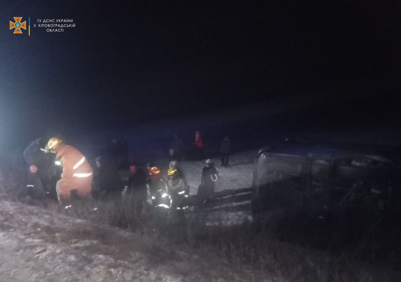 На Кіровоградщині перекинувся автобус з пасажирами (ФОТО)