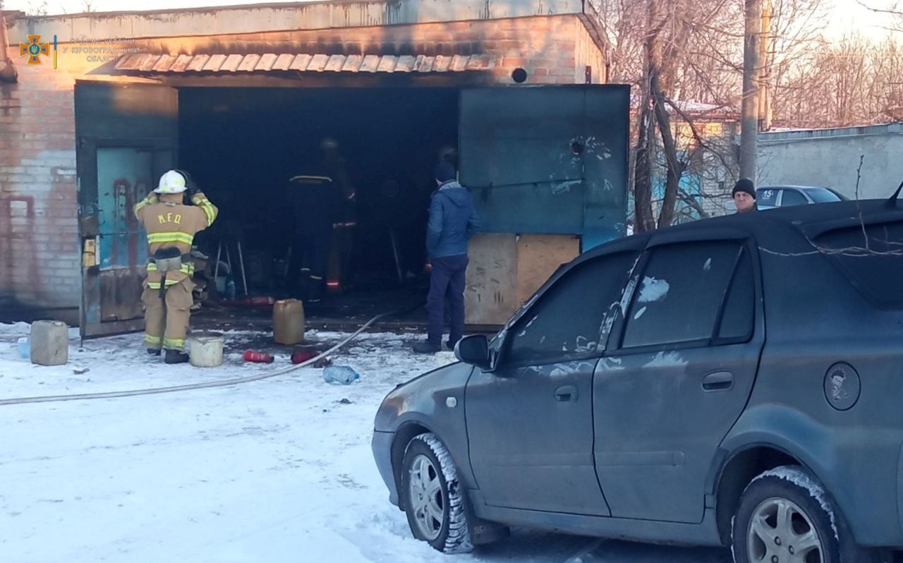 У власному гаражi в Кропивницькому загорiлася автiвка
