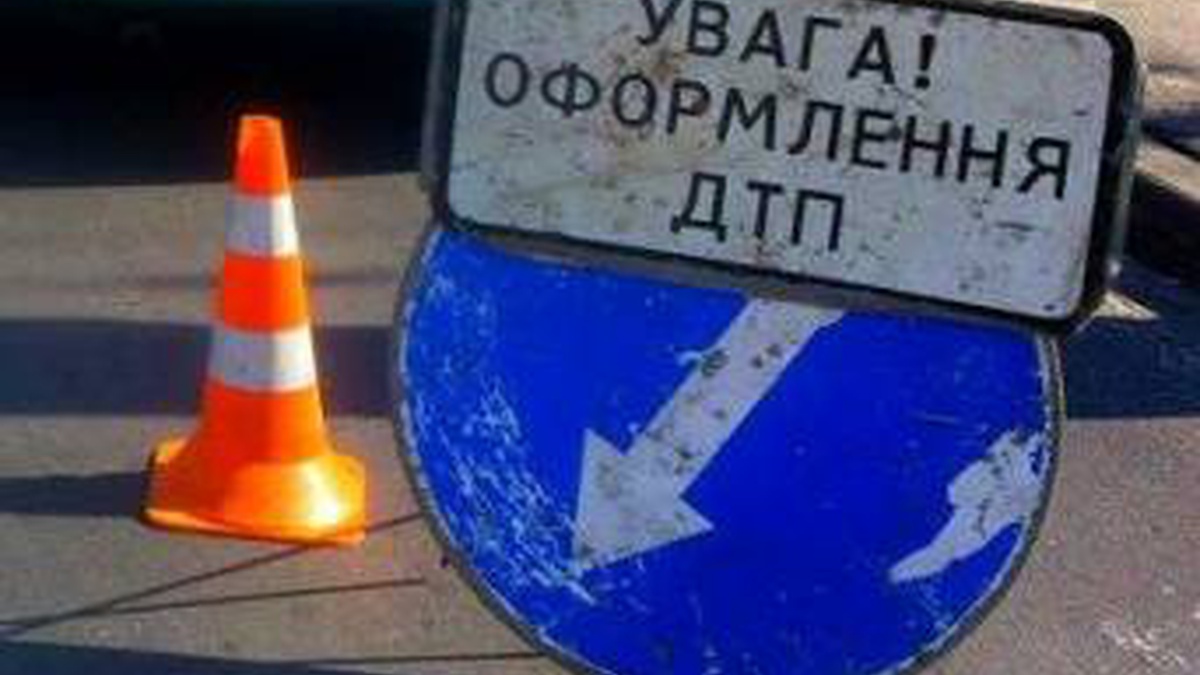 Припаркована автiвка потрапила в ДТП у Кропивницькому (ВІДЕО)