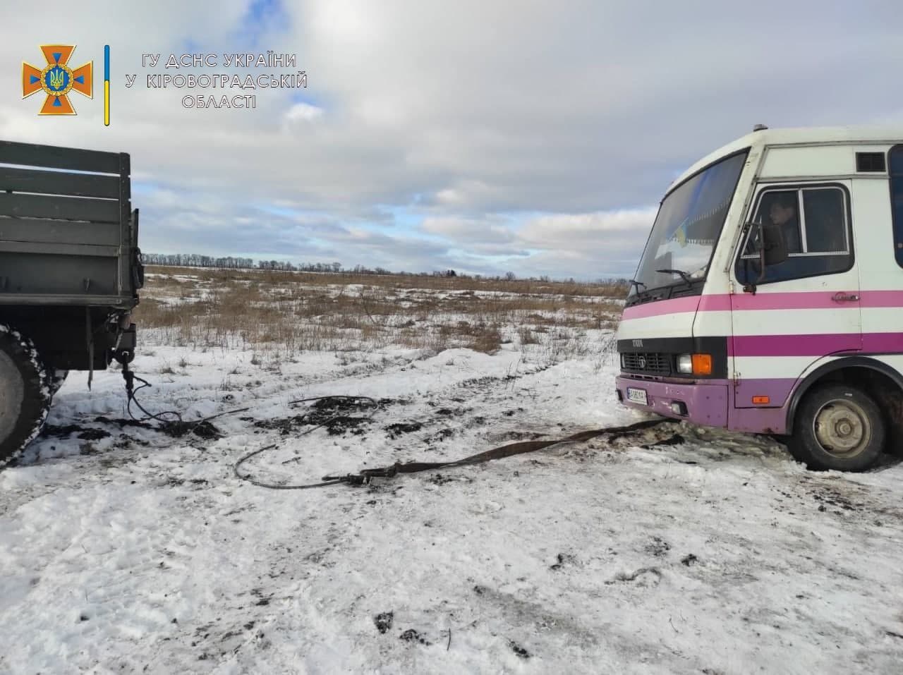 На дорогах Кіровоградщини троє водіїв потрапили у безвихідь (ФОТО)