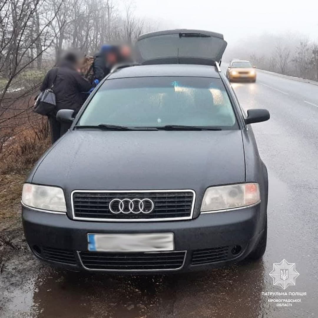 На виїздi з Кропивницького зупинили автiвку, яка була в розшуку