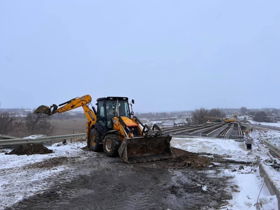 Дорожники продовжують ремонт мосту у Куколівці (ФОТО)