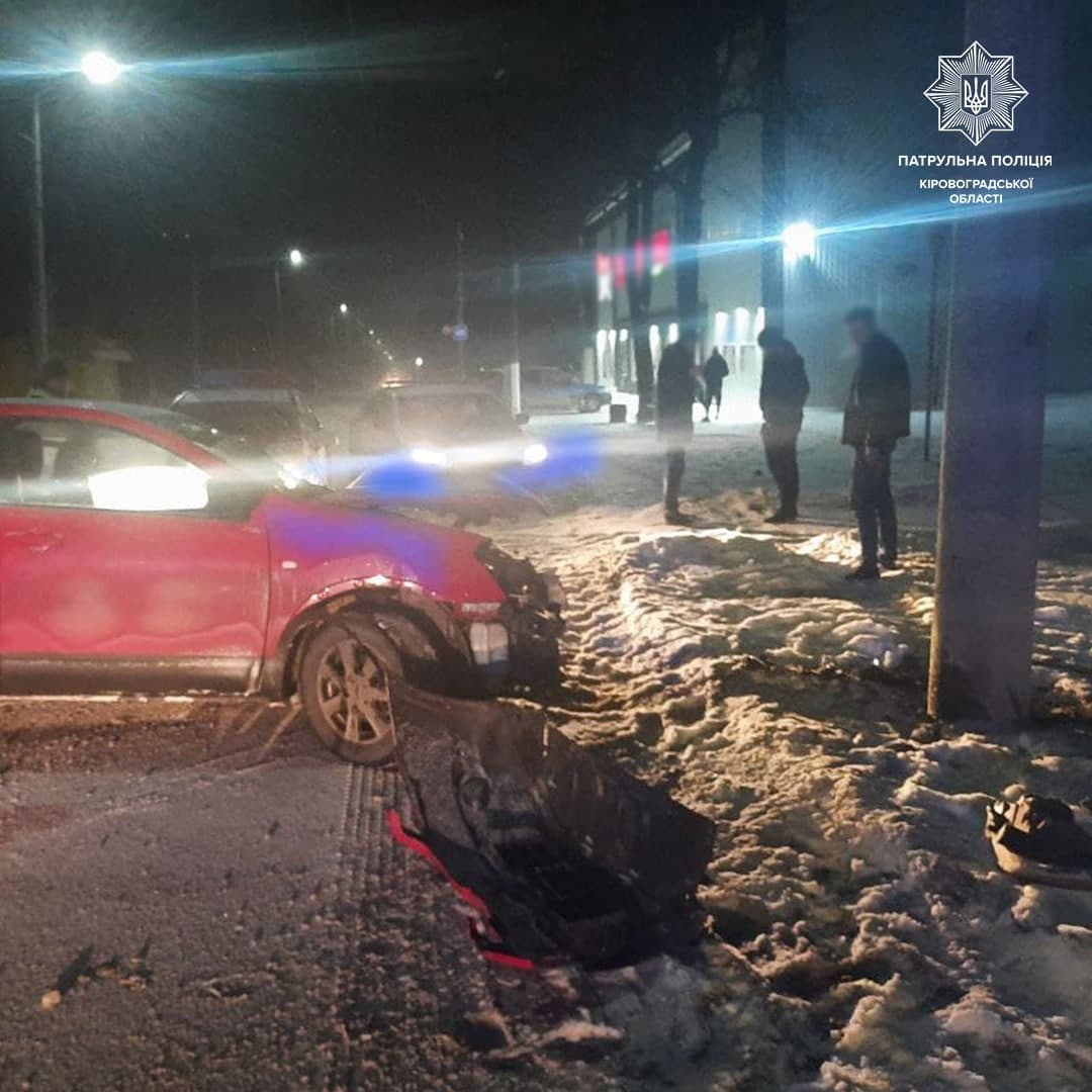 Посеред ночi житель Кропивницького врiзався в стовп