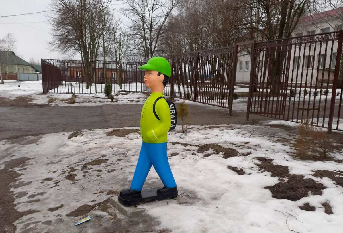 В однiй з громад на Кiровоградщинi бiля дорiг встановили фiгурки школяра