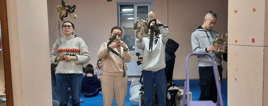 Вчителі та батьки Кропивницького плетуть сітки для військових