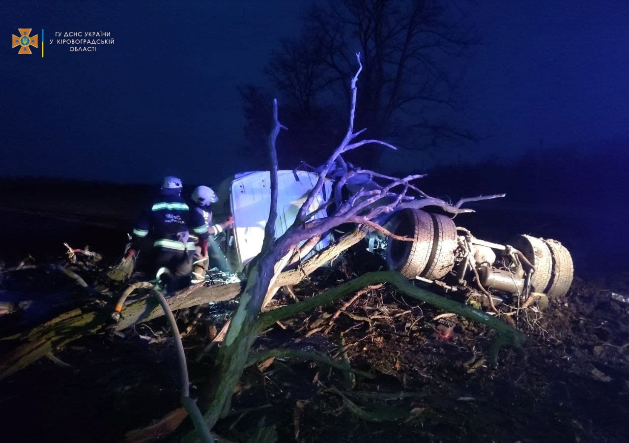 Через аварiю на трасi Кiровоградщини, водiя заблокувало в кабiнi вантажiвки (ФОТО)