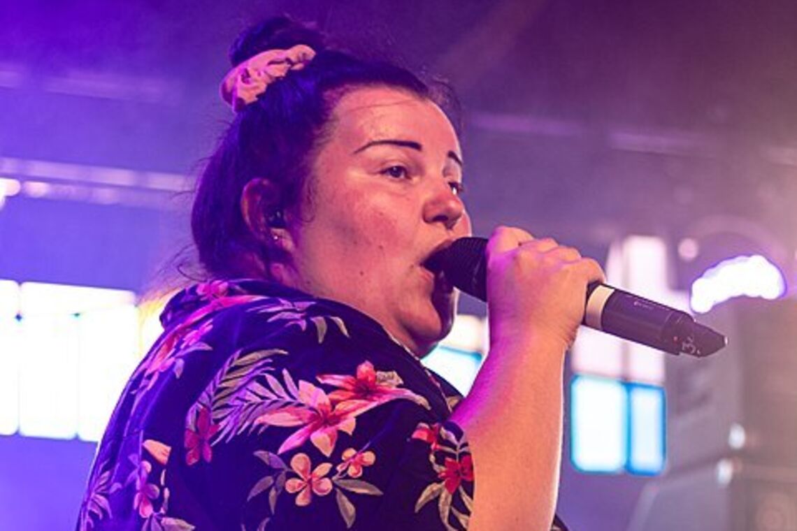 Реперка з Кiровоградщини допомагає українським бiйцям