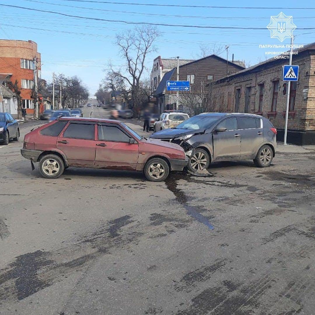 У Кропивницькому водiй Кiа врiзався на перехрестi у ВАЗ (ФОТО)