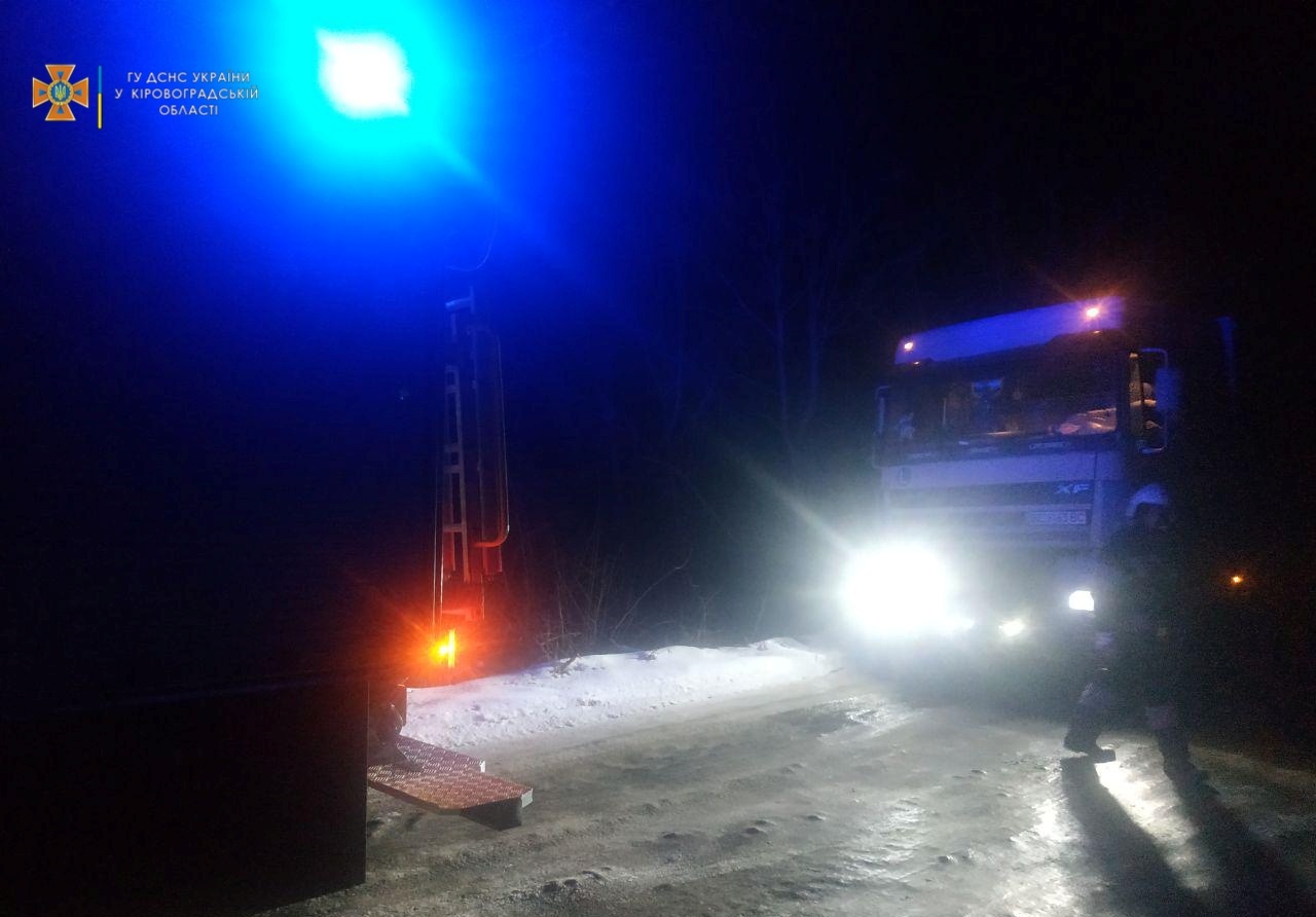 Рятувальники Кіровоградщини виручили водіїв, які потрапили у безвихідь (ФОТО)