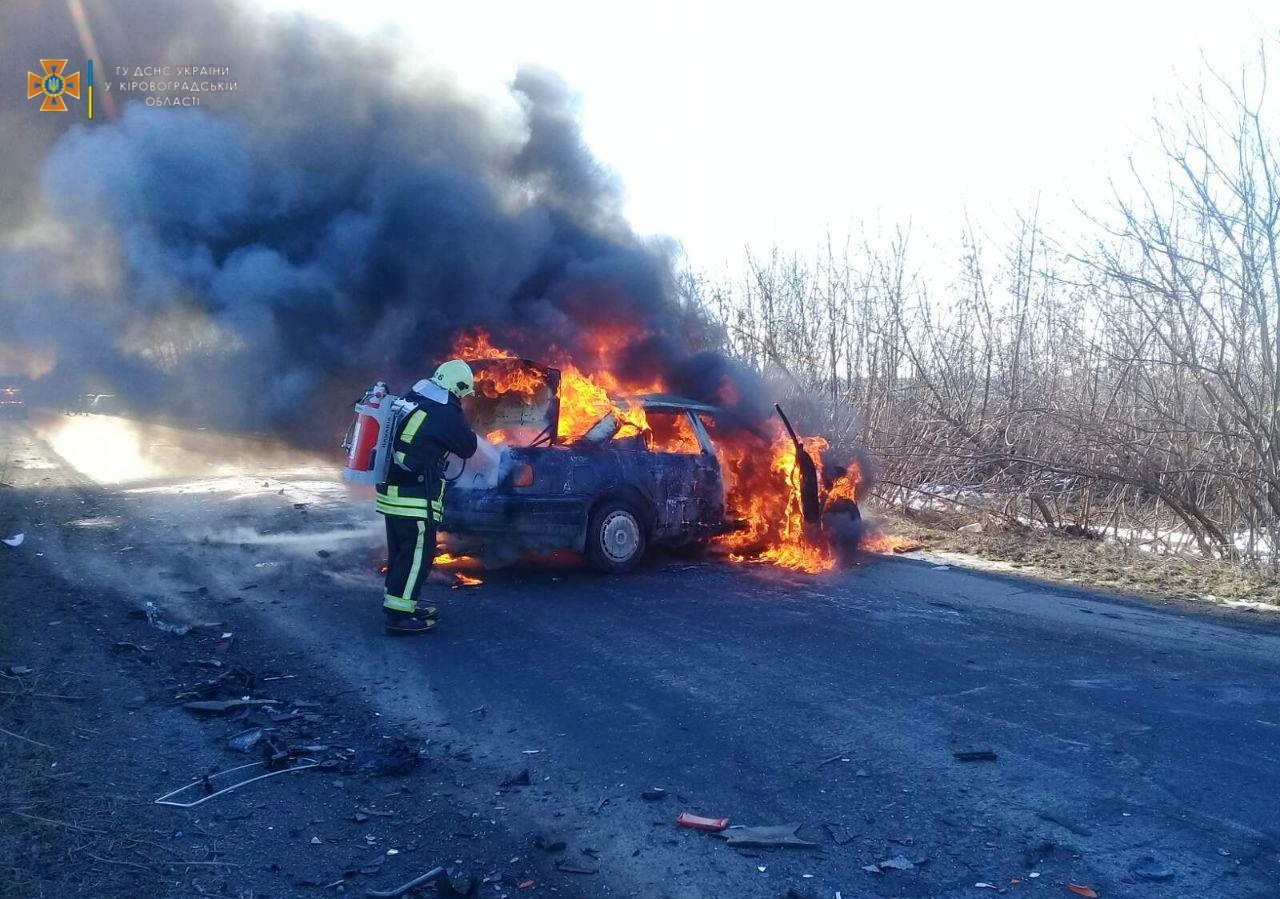 На Кіровоградщині водій згорів у власній автівці (ФОТО)