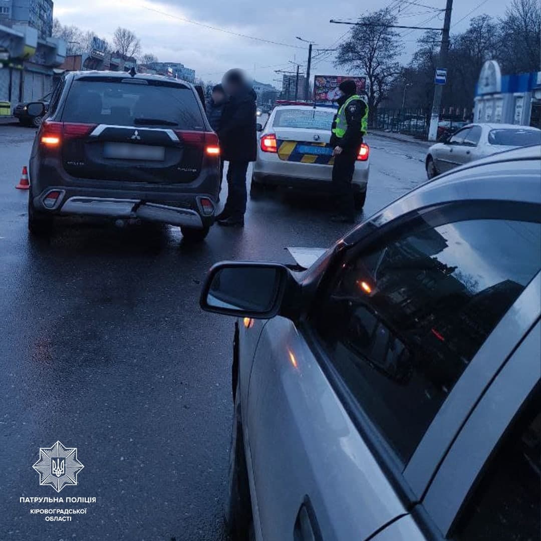 Водiй Opel Astra зiткнувся з Mitsubishi у Кропивницькому (ФОТО)