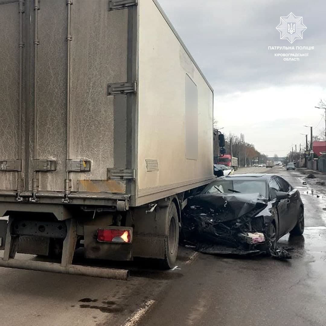 Водiй Renault Megane спричинив у Кропивницькому потрiйну ДТП (ФОТО)