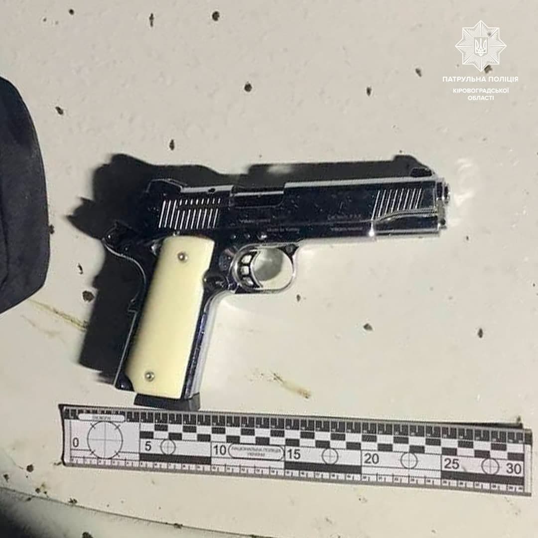 У Кропивницькому чоловіки погрожували розправитися з жінкою та її сином