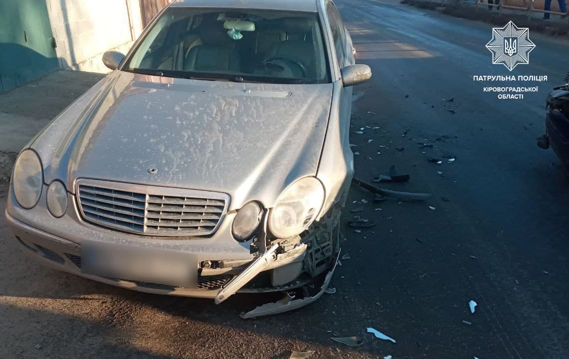У Кропивницькому водiй Renault зiткнувся з автiвкою Mercedes-Benz