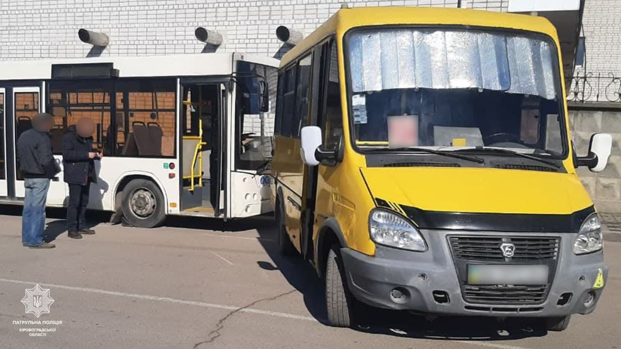 У Кропивницькому не розминулися автобус та маршрутка (ФОТО)