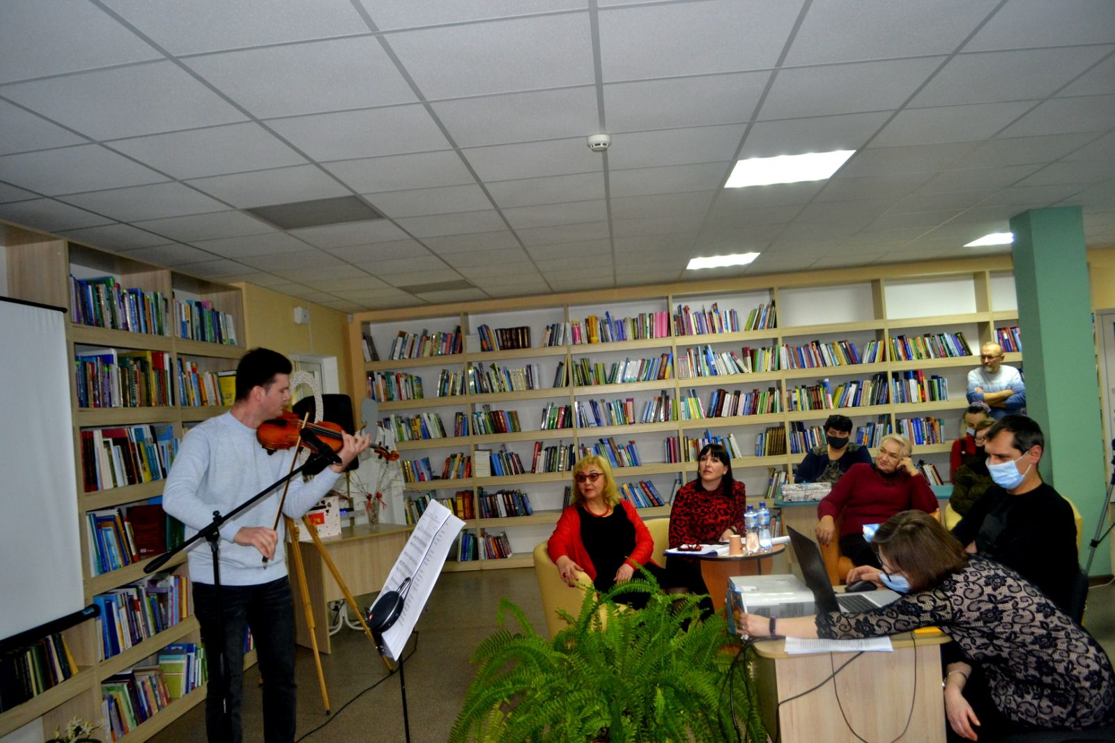 З скрипкою і піснею провели музично-літературний вечір у Кропивницькому (ФОТО)