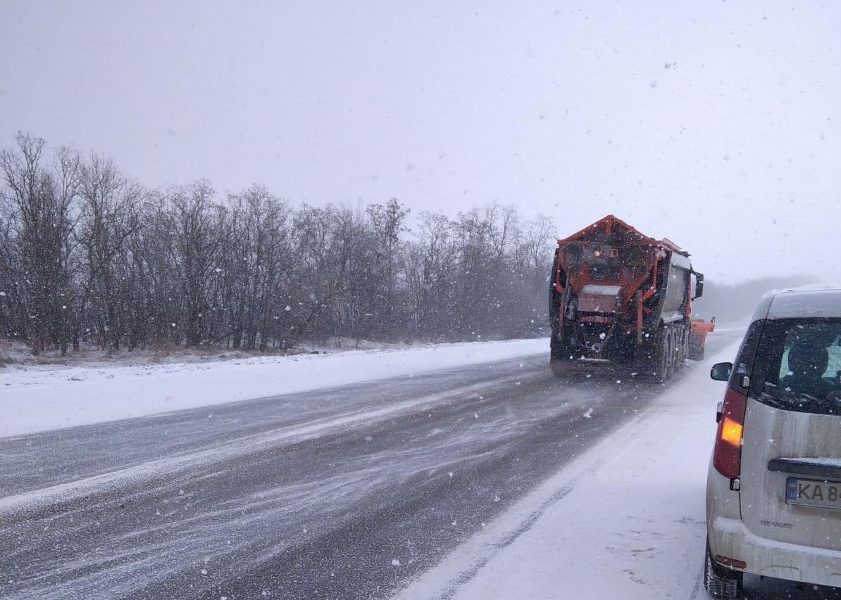 Дорожники Кіровоградщини розчищають дороги в області (ФОТО)