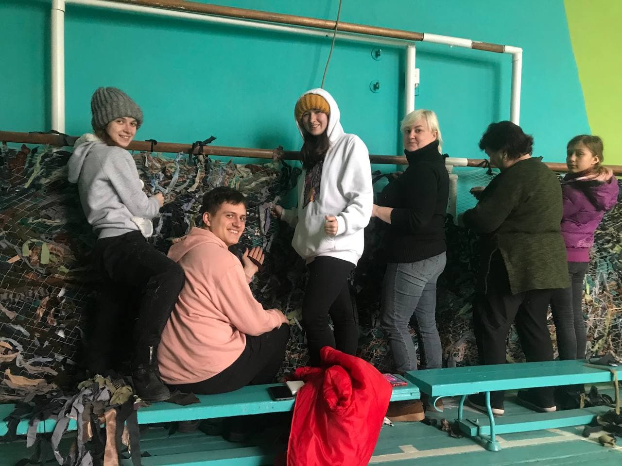 У Соколівці всією громадою плетуть захисні сітки (ФОТО)