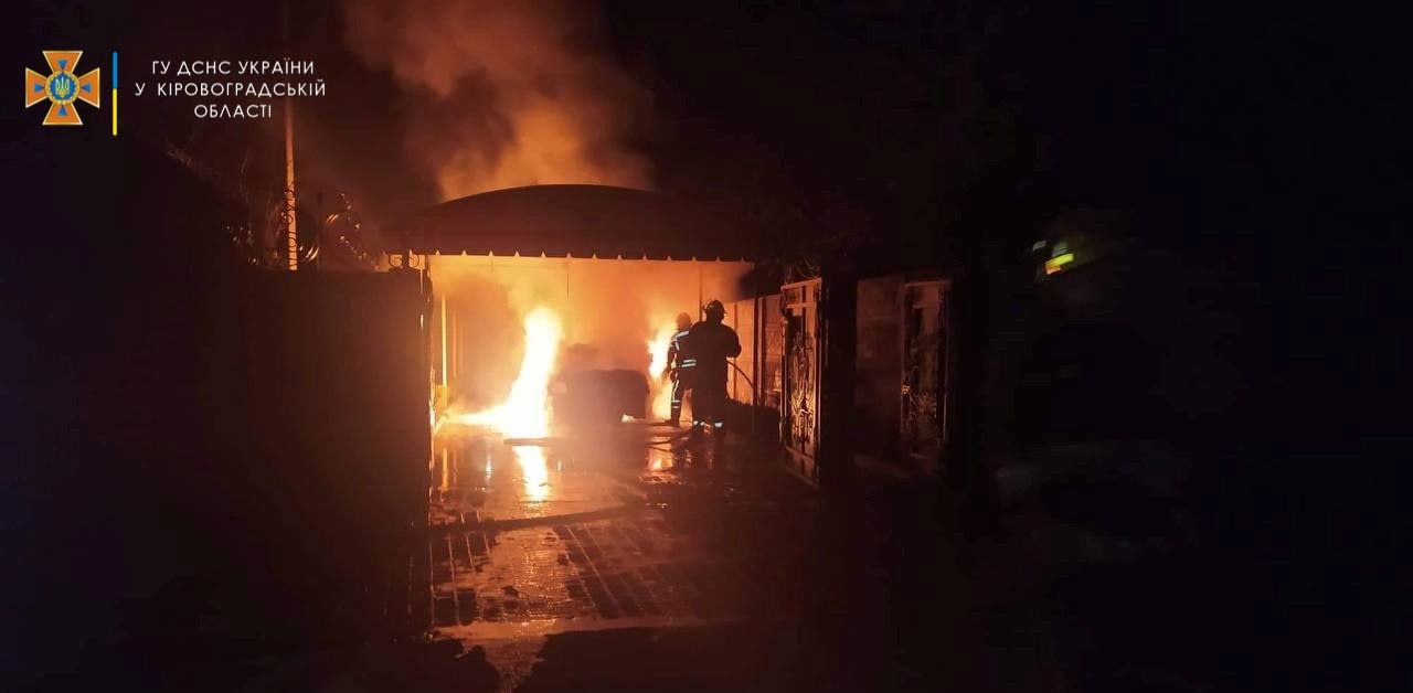На Кіровоградщині горів легковик ВМW (ФОТО)