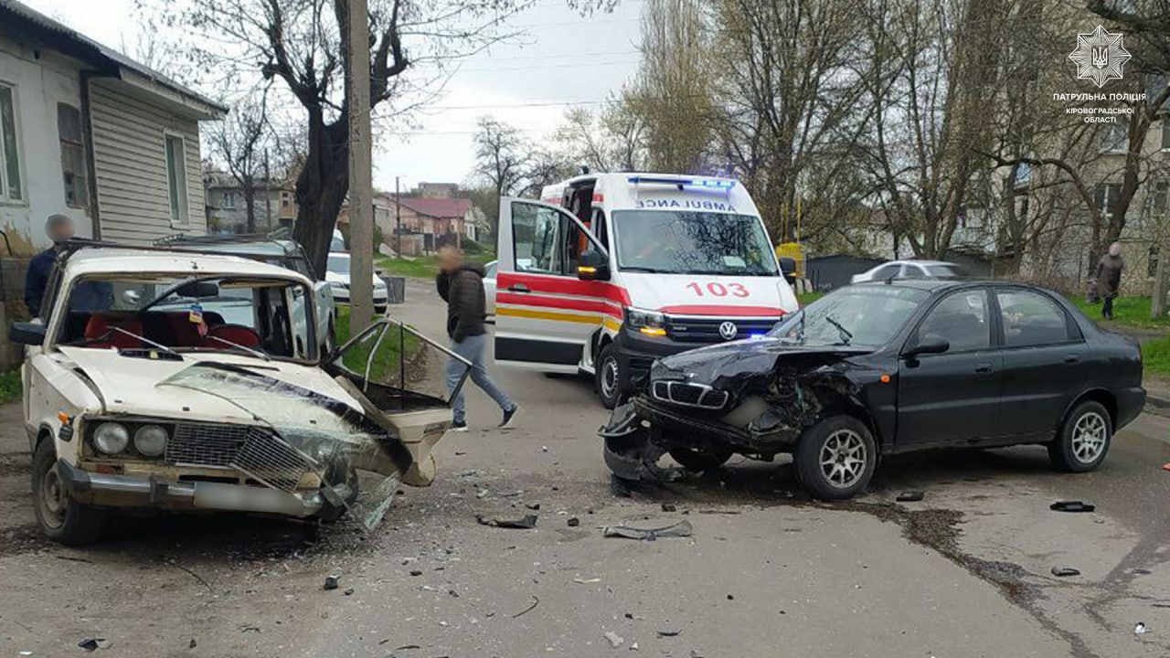 У Кропивницькому двоє водіїв не поділили дорогу (ФОТО)