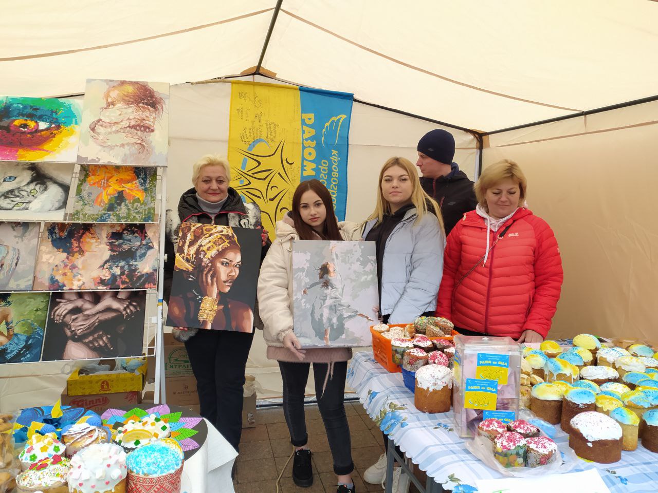 Великодні закупи та допомога військовим: у Кропивницькому стартував ярмарок (ФОТО)