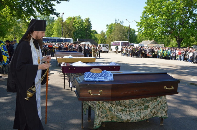 П`ятьох загиблих захисників поховали у Кропивницькому