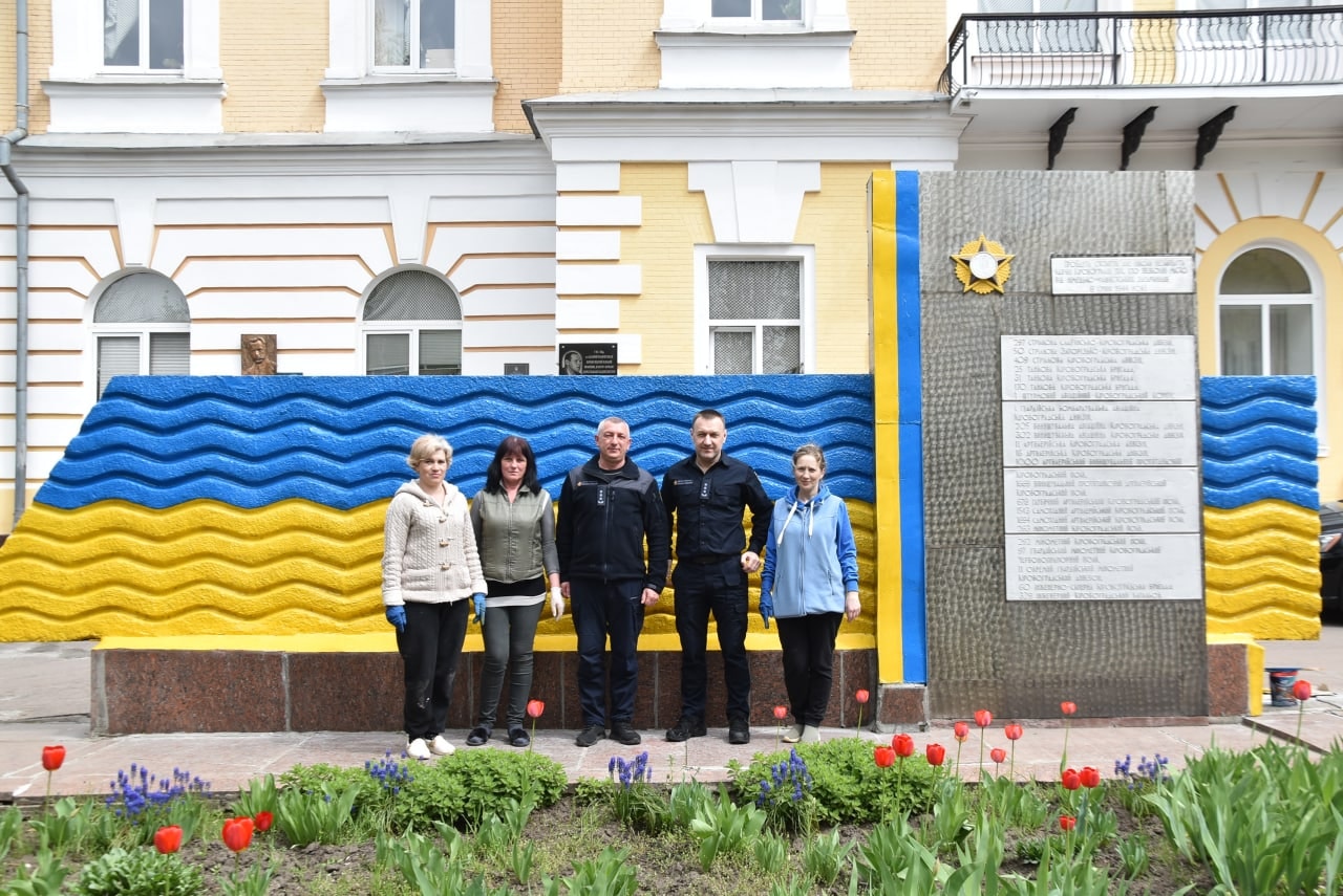 Рятувальники Кропивницького декомунізували стелу біля гарнізону (ФОТО)