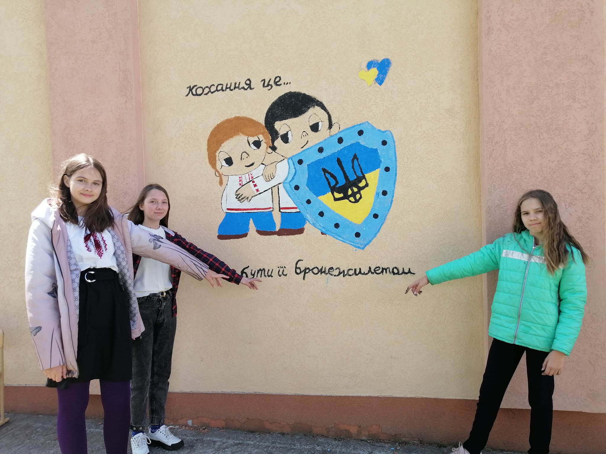 Гiмназiю в Кропивницькому розмальовують патрiотичними малюнками (ВIДЕО)