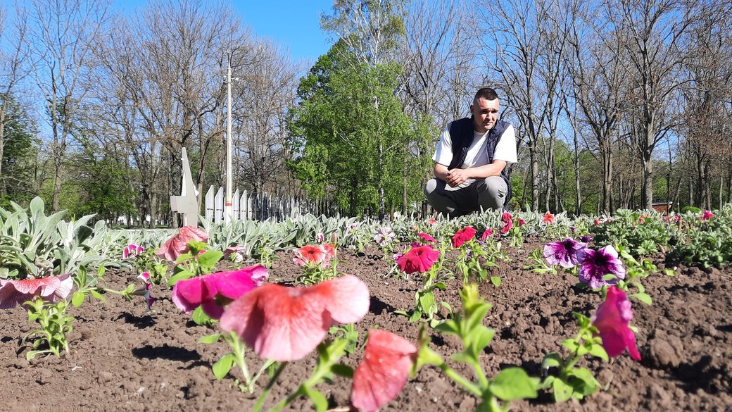 На честь загиблих Героїв кропивничанин висадив квiти