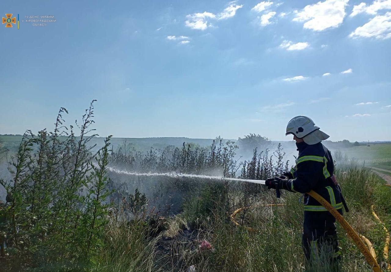 Сім пожеж побороли рятувальники Кіровоградщини минулої доби (ФОТО)