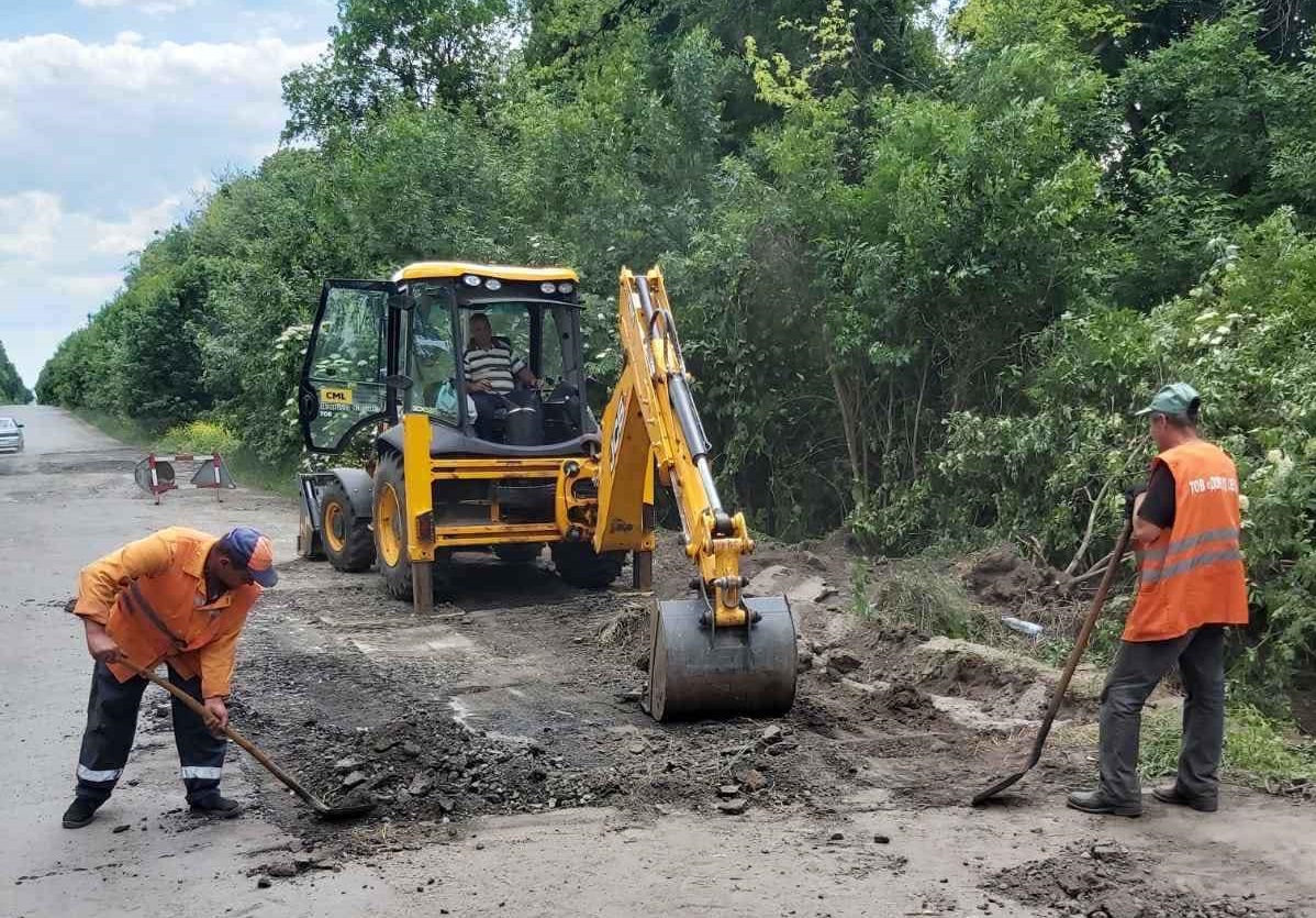 Дорожники Кіровоградщини дбають про безпеку автошляхів (ФОТО)