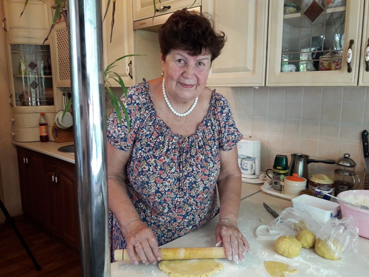 Пенсіонерка з Олександрії готує печиво для захисників (ФОТО)