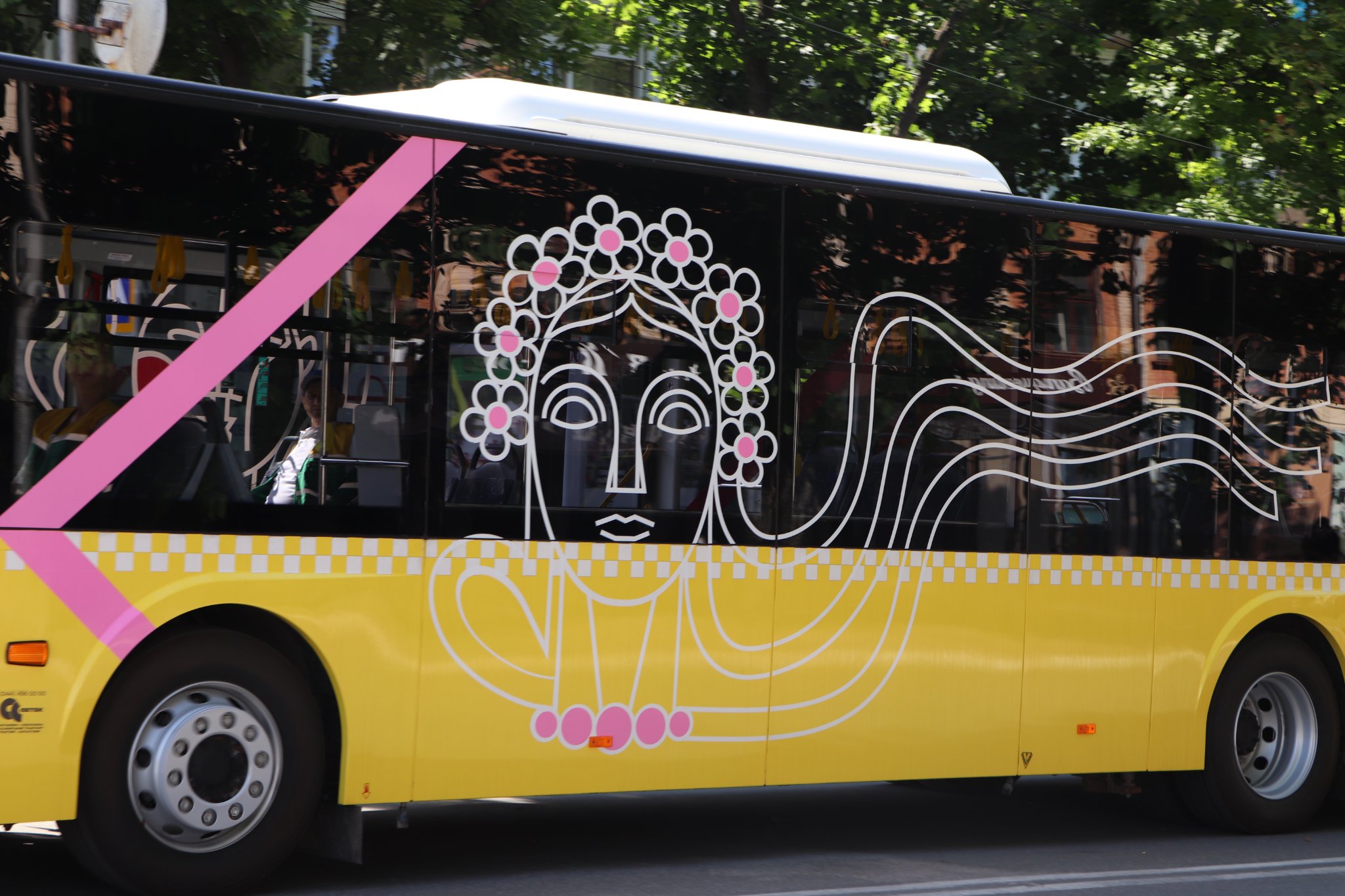 На дороги Олександрiї виїхали новенькi автобуси (ФОТО)