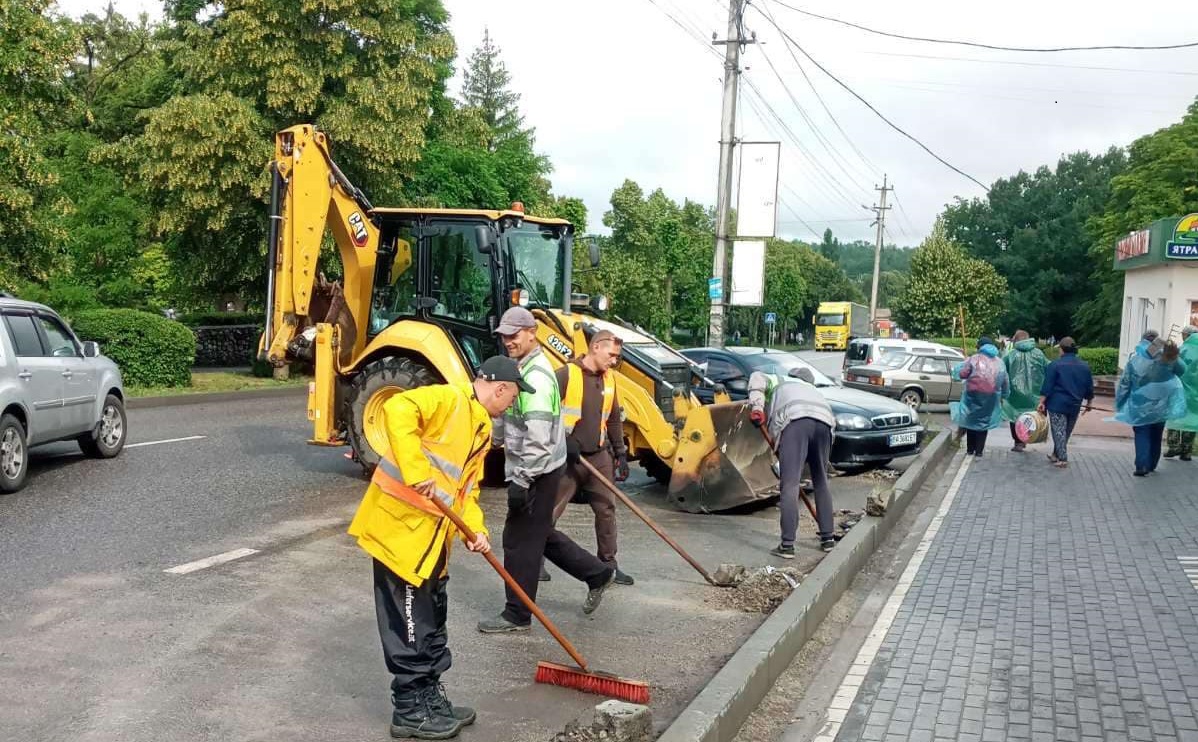 Дорожники Кіровоградщини займаються прибиранням (ФОТО)