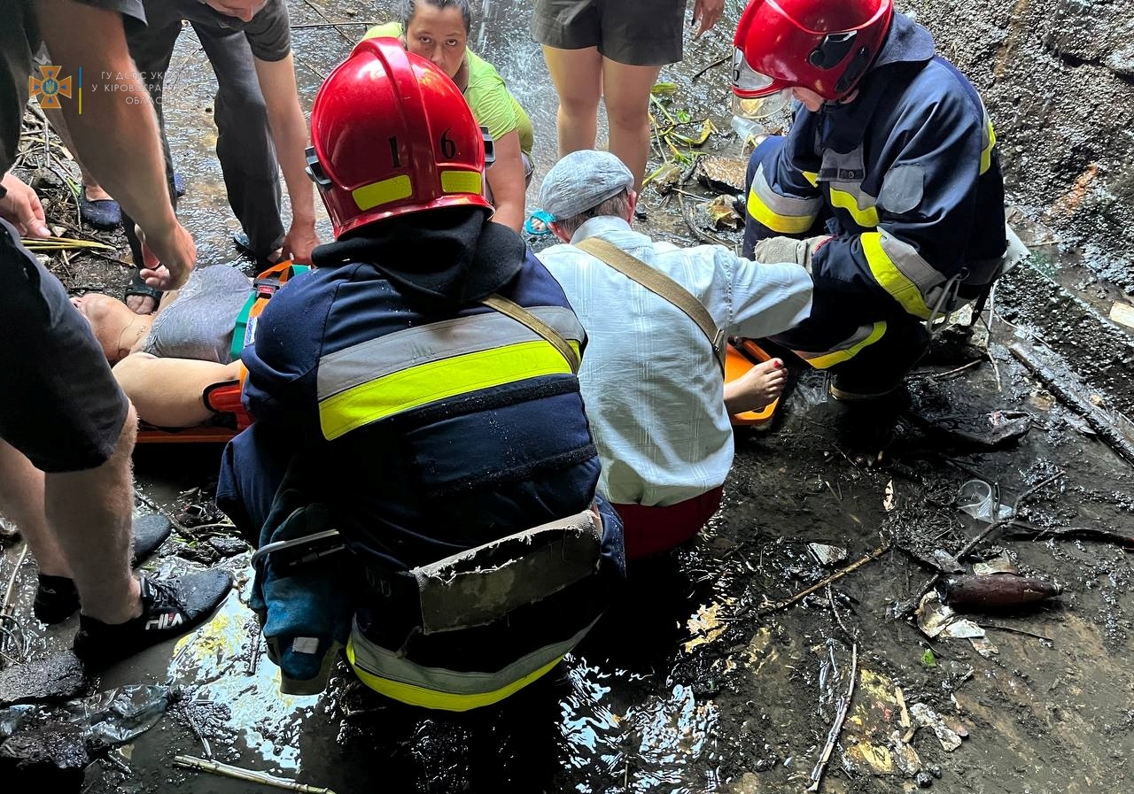 Жителька Кіровоградщини впала з дамби в яму (ФОТО)