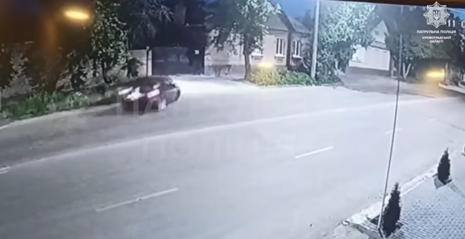 У Кропивницькому п’яний водій протаранив ворота у чужий двір (ВІДЕО)